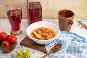 Kostenloses Foto kufte-bozbash fleischklöschensuppe mit gelben bohnen mit composto