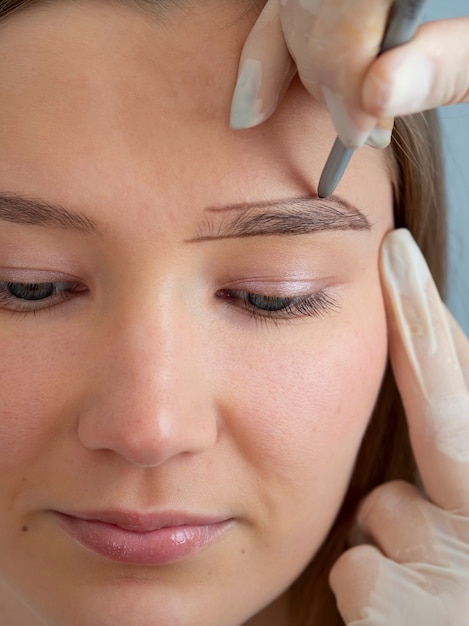 Kostenloses Foto kunde durchläuft eine microblading-behandlung