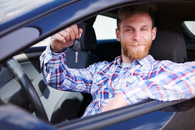 Kunde genießt mit seinem neuen Auto