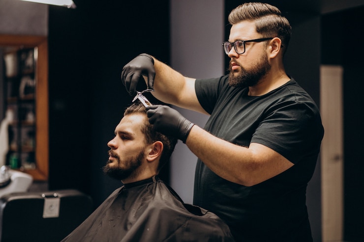 Kostenlose Foto kunde macht haarschnitt in einem friseursalon