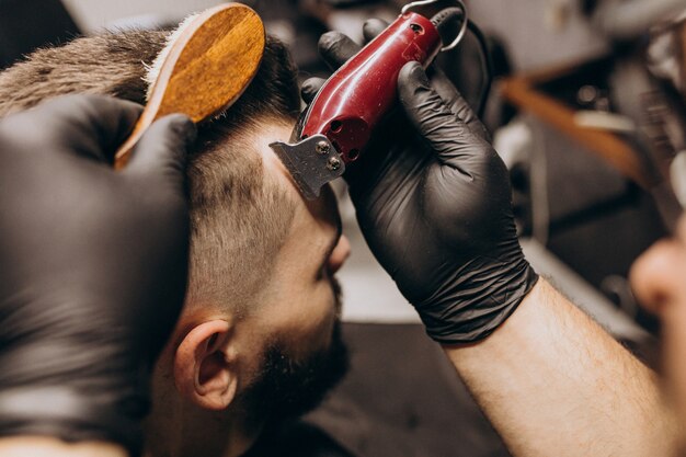 Kunde macht Haarschnitt in einem Friseursalon