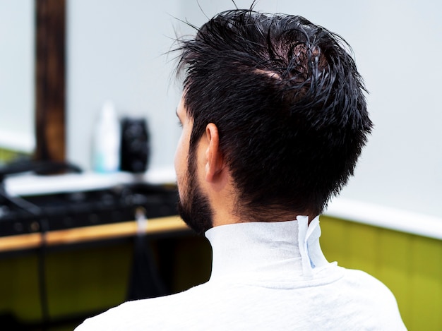 Kostenloses Foto kunde mit nassen haaren von hinten