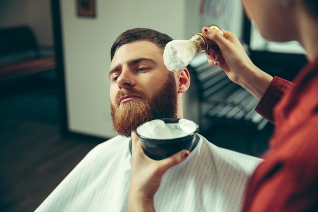 Kunde während der Bartrasur im Friseursalon.