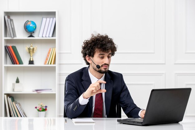 Kundenservice gutaussehender junger Mann im Büroanzug mit Laptop und Headset im Videoanruf