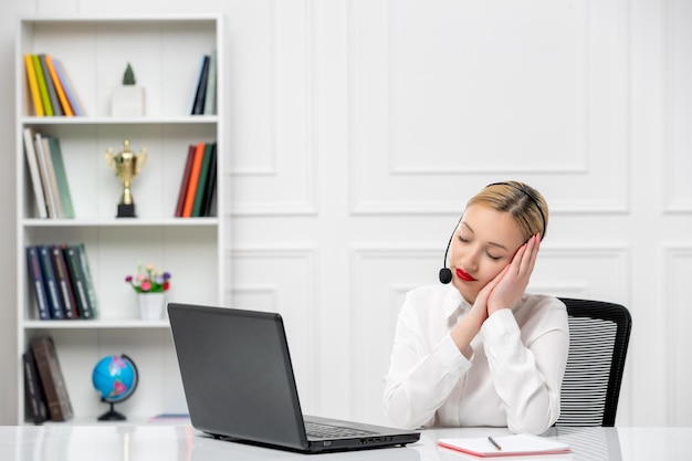 Kundenservice süßes blondes Mädchen Bürohemd mit Headset und Computer müde Schlafzeichen machen