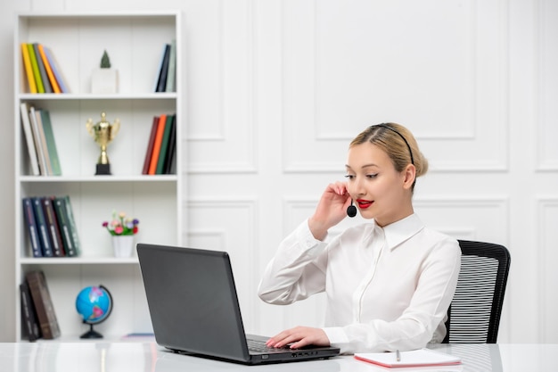 Kostenloses Foto kundenservice süßes blondes mädchen bürohemd mit headset und computer sprechen und arbeiten