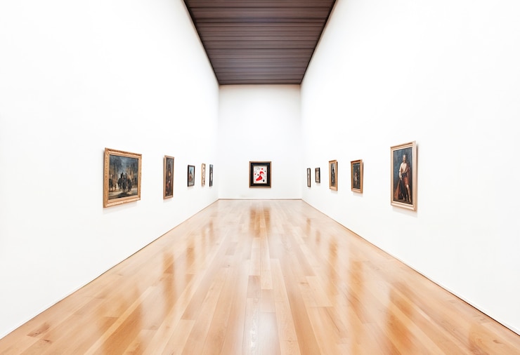 Kostenlose Foto kunstgalerie-ausstellung mit gemälden
