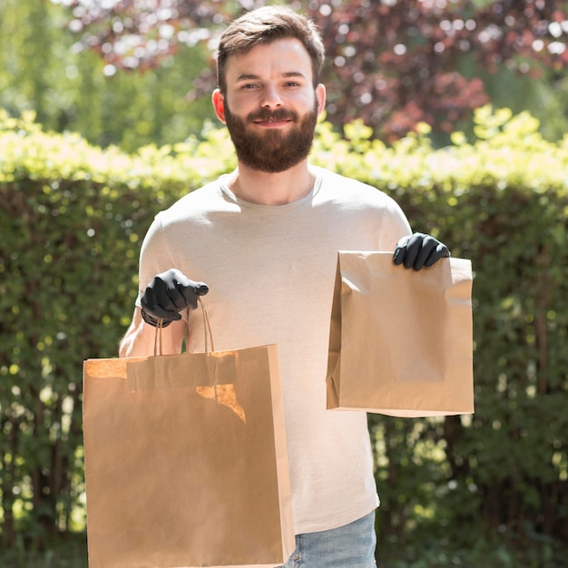 Kurier liefert ein Paket