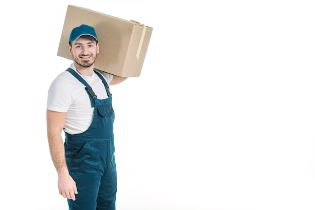 Kurier mit dem Paket, das Kamera betrachtet