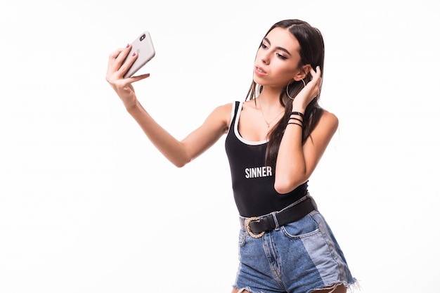 Kurz gesagt, Brunette macht Selfie auf ihrem Handy isoliert