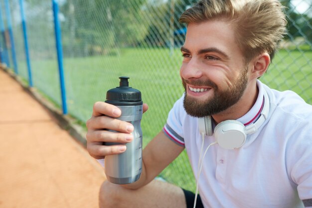 Kurze Pause während des Tennisspiels