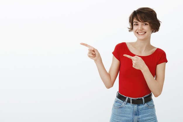 Kurzes Haarmädchen, das im roten T-Shirt aufwirft