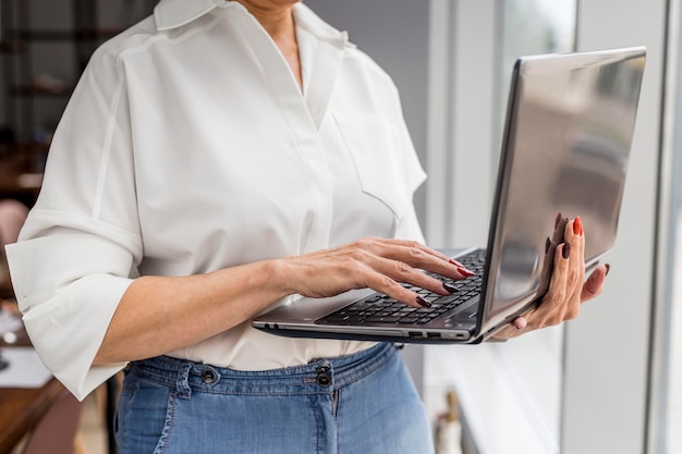 Kurzhaarige Geschäftsfrau, die Laptop hält