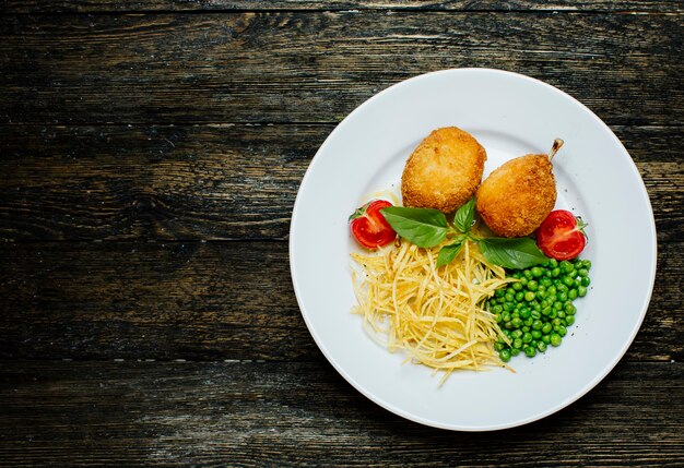 Kyev Schnitzel mit Knochen, grünen Bohnen und Nudeln