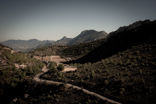 Kyrenia Gebirgszug und Straße zum Schloss St. Hilarion. Kyrenia Bezirk, Zypern