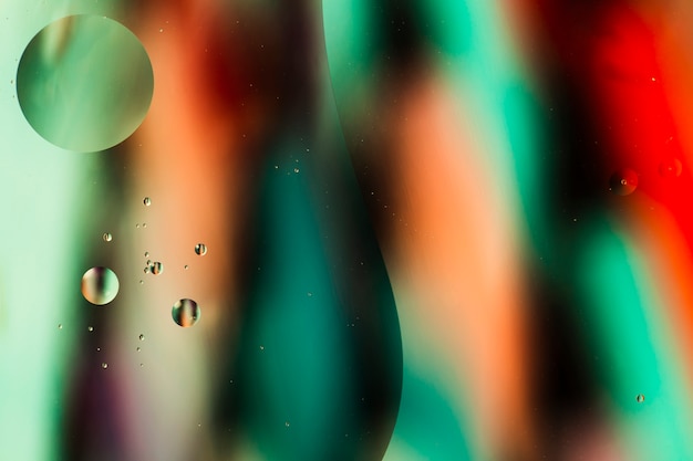 Öl fällt in psychedelisches Musterbild der Wasserzusammenfassung
