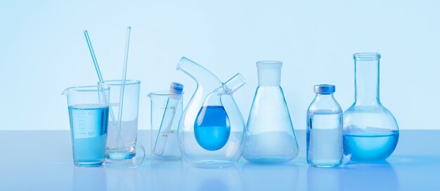 Laborglaswaren mit blauem Hintergrund