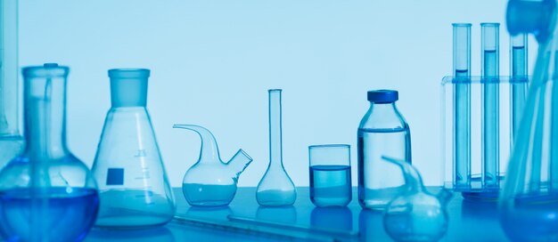 Laborglaswaren mit blauem Hintergrund