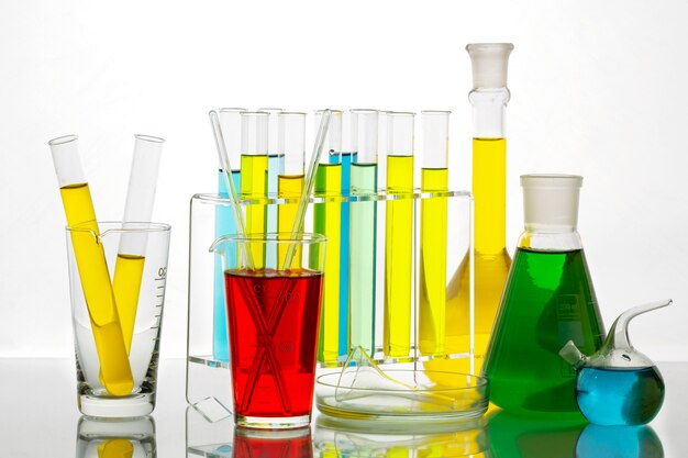 Laborglaswaren mit farbigem Flüssigkeitsstillleben