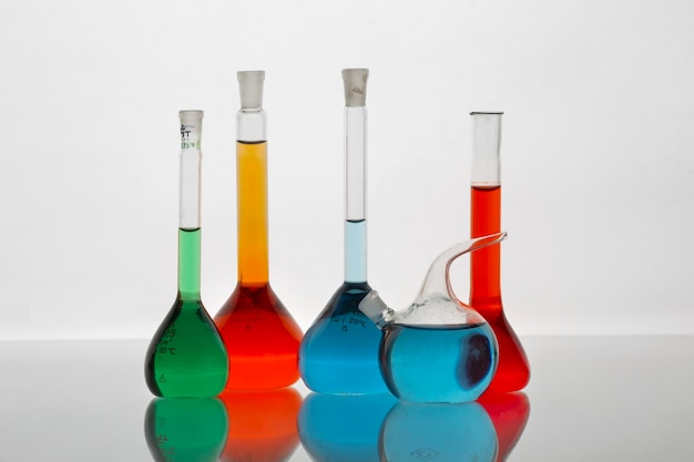 Kostenloses Foto laborglaswaren mit farbigen flüssigkeiten stillleben