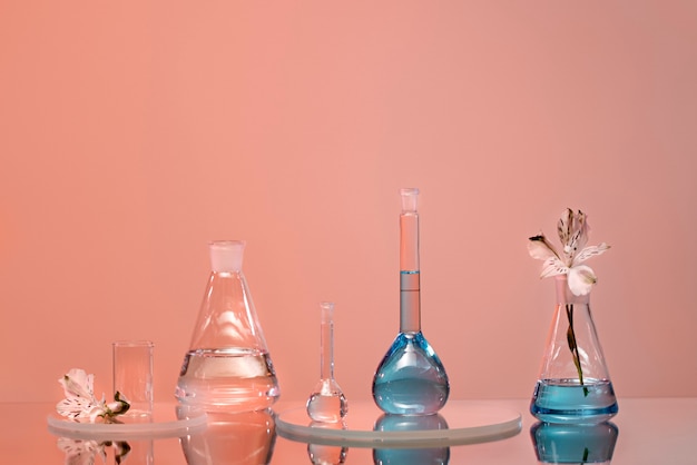Kostenloses Foto laborglaswaren mit rosa hintergrund