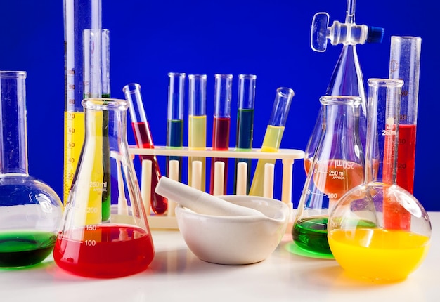 Kostenloses Foto laborset für chemie mit farbigen flüssigkeiten darin. glaswaren und biologiegeräte