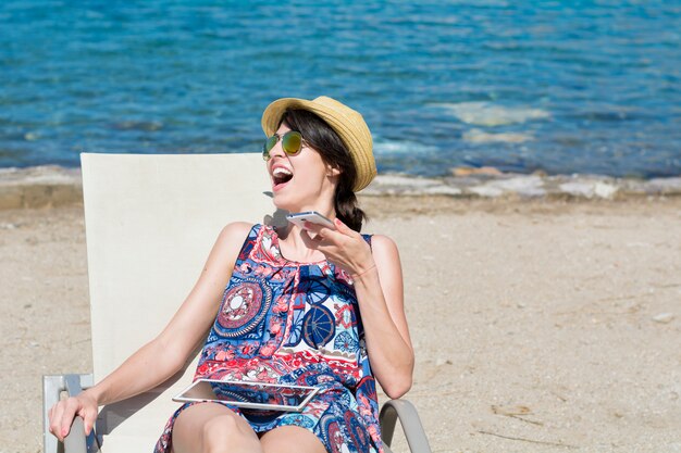 Lachen Frau mit einem Telefon in der Hand