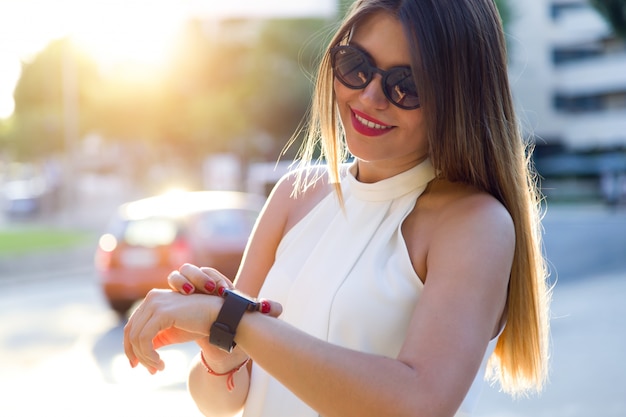 „Lachende Frau mit Smart Watch“