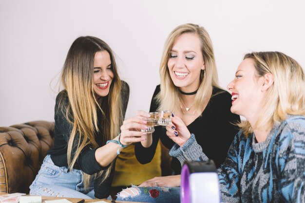 Lachende Frauen, die Alkohol trinken