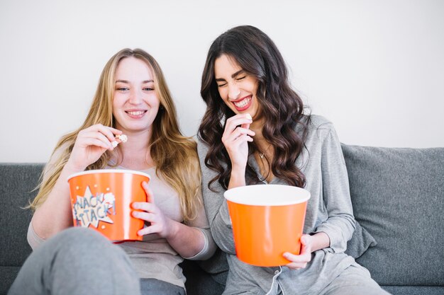 Lachende Frauen mit Popcorn