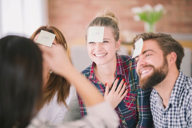 Lachende Freunde, die lustiges Spiel spielen