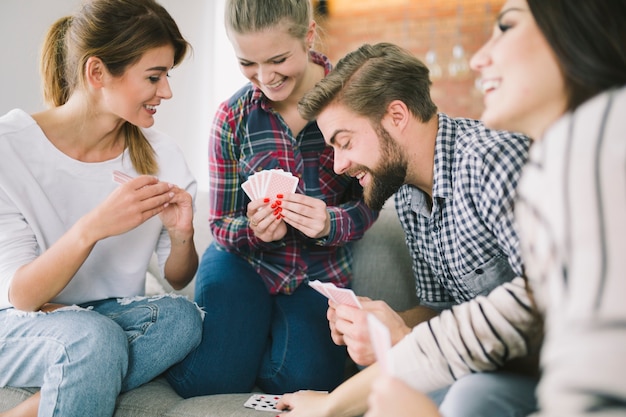 Kostenloses Foto lachende freunde, die zu hause spielkarten spielen