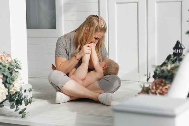 Lachende Gesichter der glücklichen Familie, Mutter, die entzückendes Kinderbaby hält