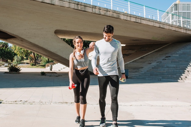 Lachende Sportpartner auf städtischem Hintergrund