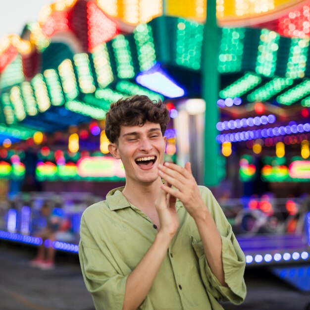 Lachender Mann am Funfair, der weg schaut