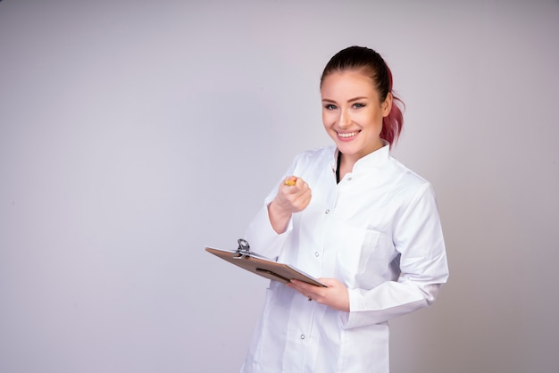 Lachendes Mädchen in weißer Doktoruniform