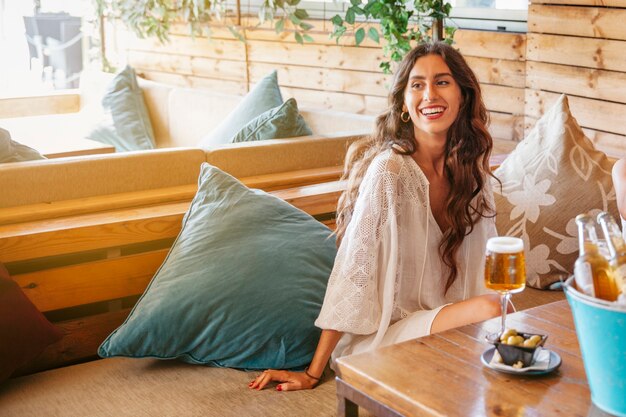 Lachendes Mädchen sitzt auf Sofa im Restaurant