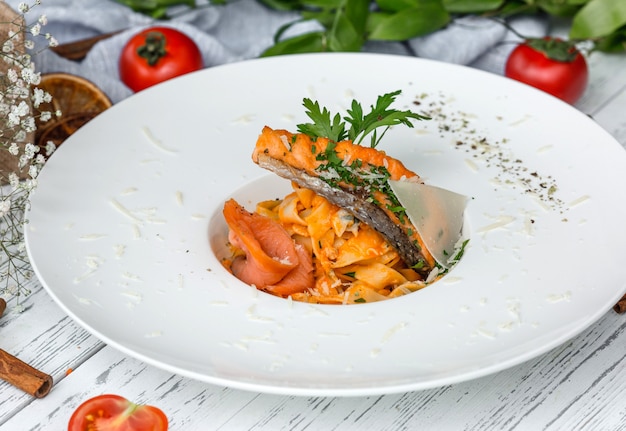 Lachs Alfredo mit geröstetem und geräuchertem Lachs, Petersilie und Parmesan