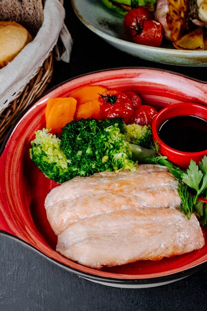 Lachs mit Brokkoli-Karotten-Tomaten und Gemüse