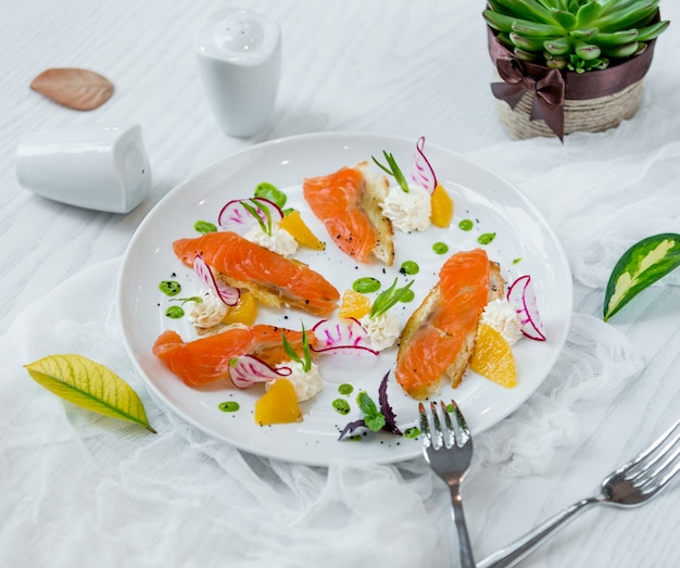 Lachs mit Orangenscheiben in der Platte