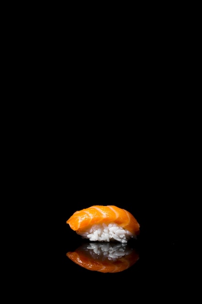 Kostenloses Foto lachs nigiri mit textfreiraum