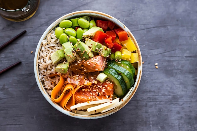 Lachs Poke Bowl flach legen Fotografie