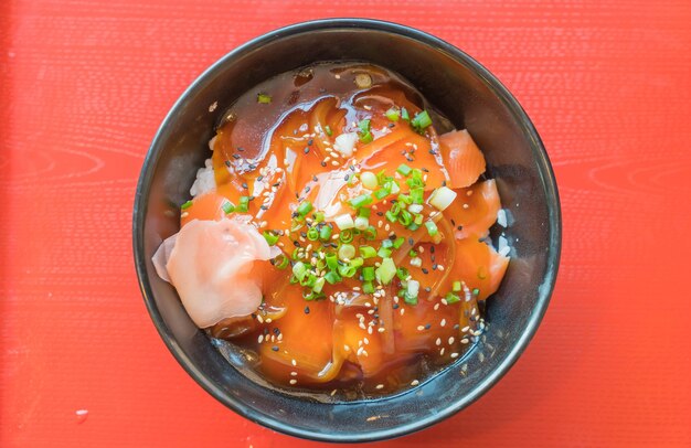 Lachs-Sushi-Schüssel mit japanischen Sauce