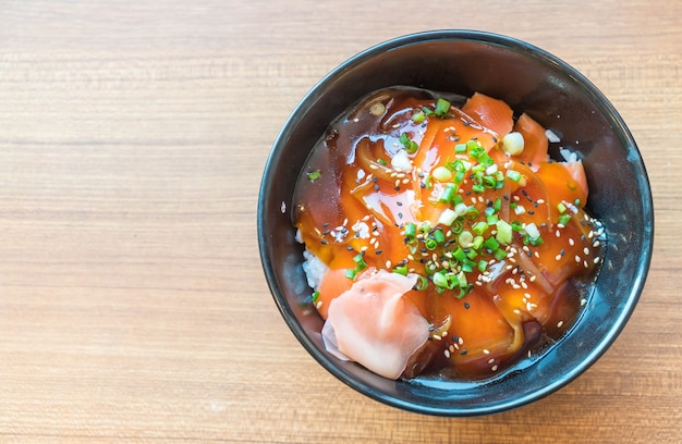 Kostenloses Foto lachs-sushi-schüssel mit japanischen sauce