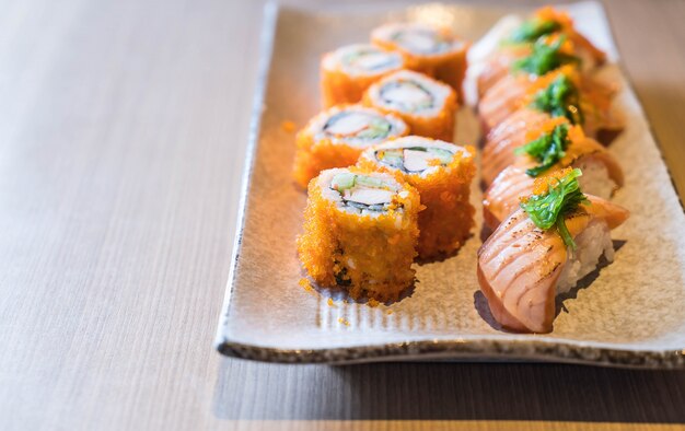 Lachs-Sushi und Lachs-Maki