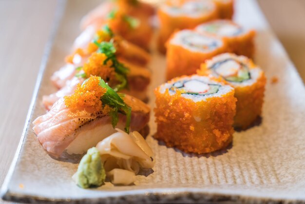 Lachs-Sushi und Lachs-Maki