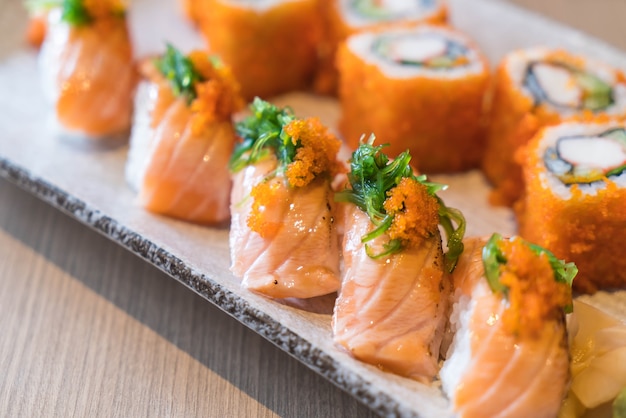 Lachs-Sushi und Lachs-Maki