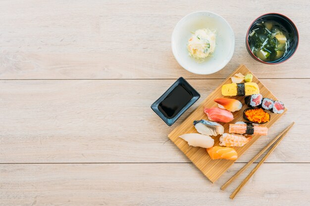 Lachs-Thunfisch-Muschelgarnele und andere Fleischsushi-Maki