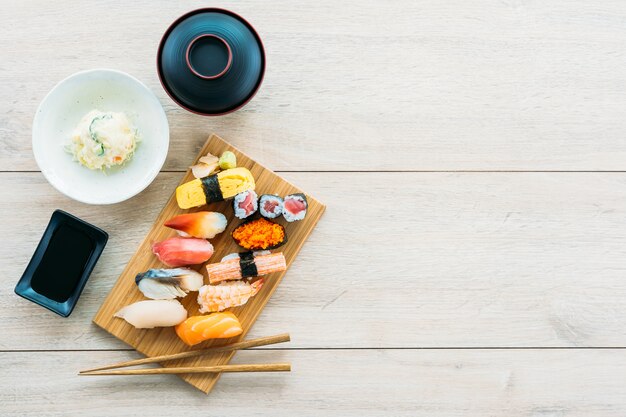 Lachs-Thunfisch-Muschelgarnele und andere Fleischsushi-Maki