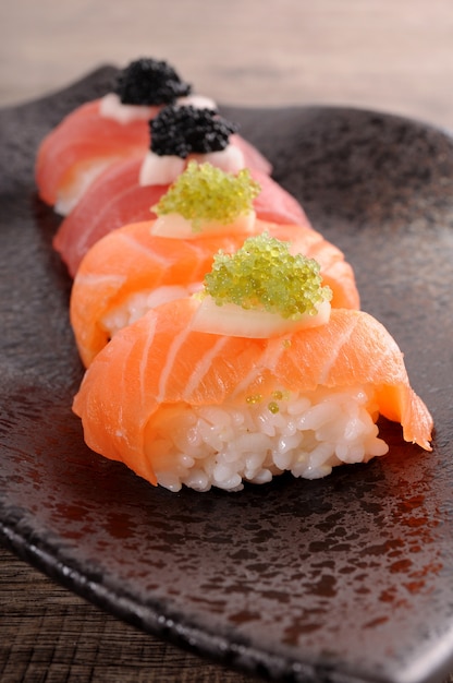 Lachs und Thunfisch-Sushi mit Kaviar Set